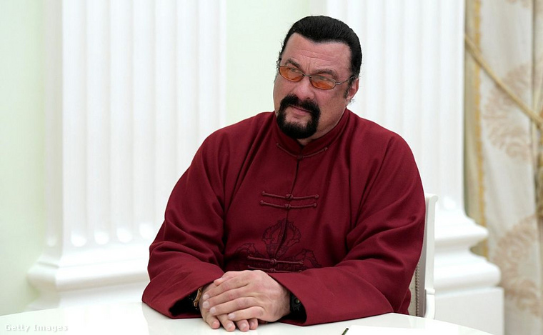 Szenátori ambíciók&nbsp;Steven Seagal egyszer komolyan fontolgatta, hogy indul az amerikai szenátusi választáson, és Dianne Feinstein ellenfele lenne