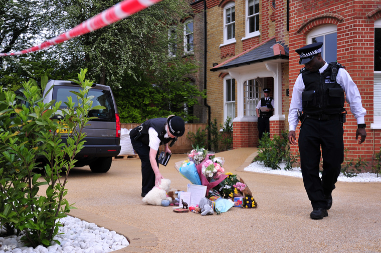 Rendőrök helyszínelnek a házban, ahol a gyilkosság történt