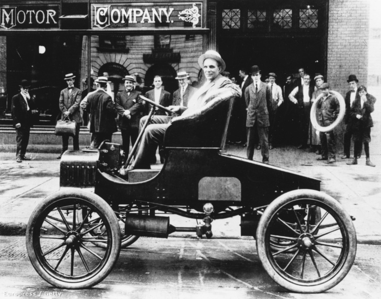 Henry Ford a Ford gyár előtt, 1905. Detroit