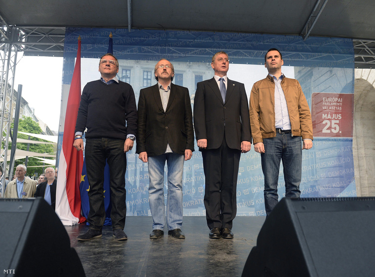 Gyurcsány Ferenc a DK elnöke, Niedermüller Péter alelnök, Molnár Csaba ügyvezető alelnök és Kakuk György elnökségi tag a párt európai parlamenti képviselőjelöltjei a DK EP-választási kampánynyitó nagygyűlésén az Egyetem téren 2014. április 13-án. 