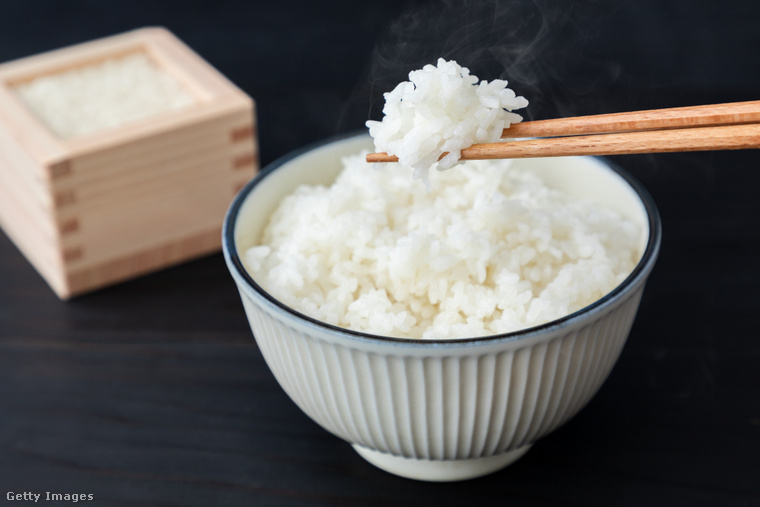 A lehűlt rizsben könnyen megjelenhet a Bacillus cereus nevű hőálló kórokozó, amely így újramelegítéssel sem tűnik el az ételből. (Fotó: kenta ishizuka / Getty Images Hungary)