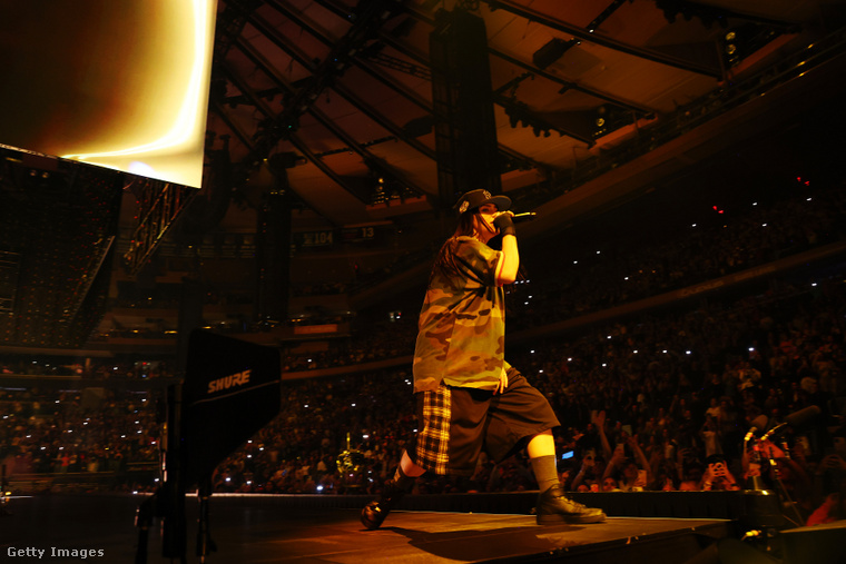 Billie Eilish koncert közben. (Fotó: Kevin Mazur / Getty Images Hungary)