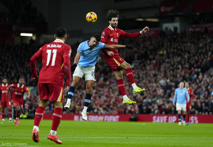 A Manchester City játékosa, Matheus Nunes és a Liverpool játékosa, Szoboszlai Dominik (jobbra) a Premier League Anfieldben lejátszott mérkőzésén 2024. december 1-jén