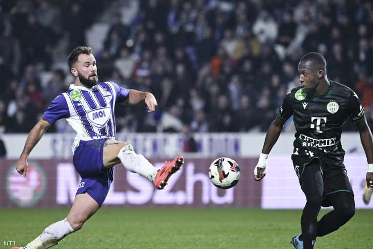 Fran Brodic (b), az Újpest és Ibrahim Cissé, a Ferencváros játékosa a labdarúgó OTP Bank Liga 15. fordulójában játszott Újpest FC–Ferencvárosi TC-mérkőzésen a Szusza Ferenc Stadionban 2024. december 1-jén