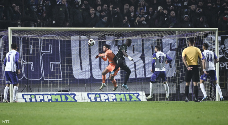 Riccardo Piscitelli (b2), az Újpest és Ibrahim Cissé, a Ferencváros játékosa a labdarúgó OTP Bank Liga 15. fordulójában játszott Újpest FC–Ferencvárosi TC-mérkőzésen a Szusza Ferenc Stadionban 2024. december 1-jén