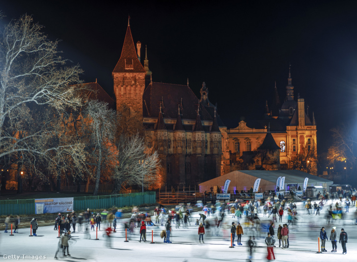 Vajdahunyad vára és a Városliget jégpályája a Hősök terén 2017. december 17-én Budapesten