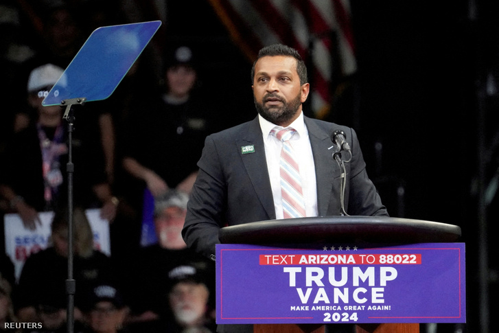 Kash Patel volt védelmi miniszter kabinetfőnöke beszél 2024. október 13-án, amikor Donald Trump republikánus elnökjelölt és volt amerikai elnök kampánygyűlést tart Prescott Valleyben, Arizona államban