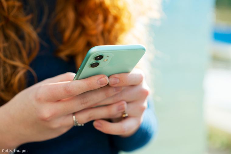 A férfiak – a nőkhöz hasonlóan – értékelik a figyelmet, így nem előnyös, ha egy nő állandóan a telefonján lóg. (Fotó: Tim Robberts / Getty Images Hungary)