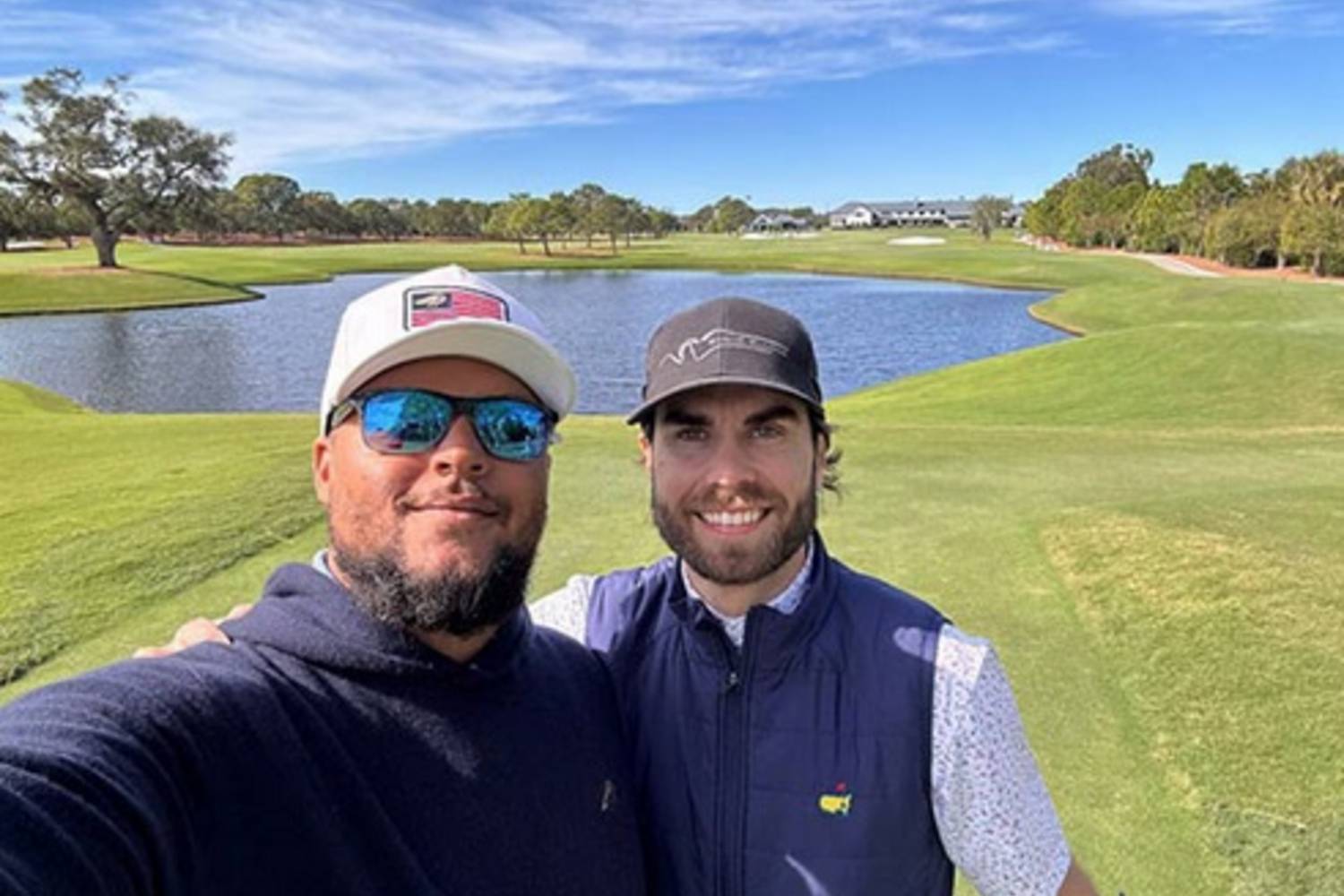 Connor egy golfpályán lőtt magáról friss fotót egy barátjával.