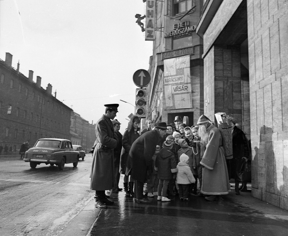 A Rákóczi út a Klauzál utca torkolatától a Szent Rókus-kápolna felé nézve, 1967