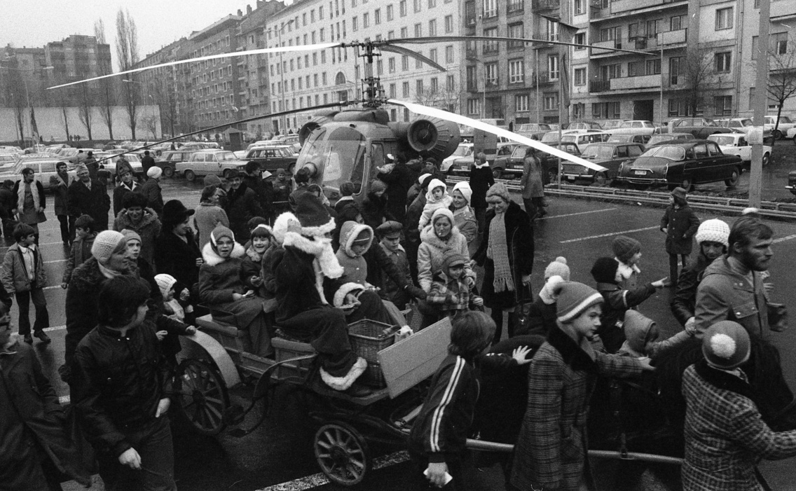 Bercsényi utca, a Skála Budapest Szövetkezeti Nagyáruház parkolója az Október huszonharmadika (Schönherz Zoltán) utca felől nézve. Háttérben a Bercsényi utca házsora, 1976