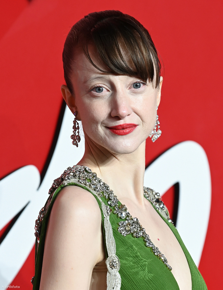 Andrea Riseborough – Oscar-jelölt elegancia zöldben&nbsp;Az Oscar-díjra jelölt Andrea Riseborough, akit a To Leslie című filmben nyújtott megrázó alakításáért ünnepeltek, a Fashion Awards vörös szőnyegén egy lenyűgöző, mélyzöld estélyiben ragyogott