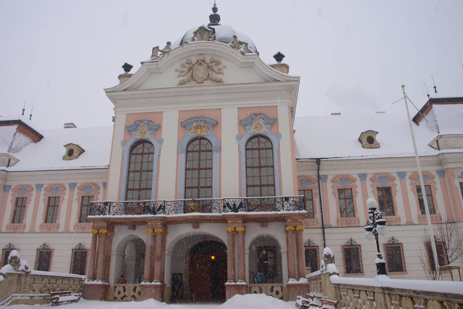 A magyar királyné, Sissi emlékét őrző gödöllői Grassalkovich-kastély. A meseszép barokk épület november 2. és december 31. között tart nyitva. Idén is megrendezésre kerülnek az adventi kastélynapok december 14. és 15. között.