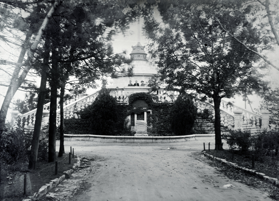 Széchenyi-emlék út, Széchenyi-kilátó, az egykor a mai Hősök terén állt Gloriette (artézi kút), 1927