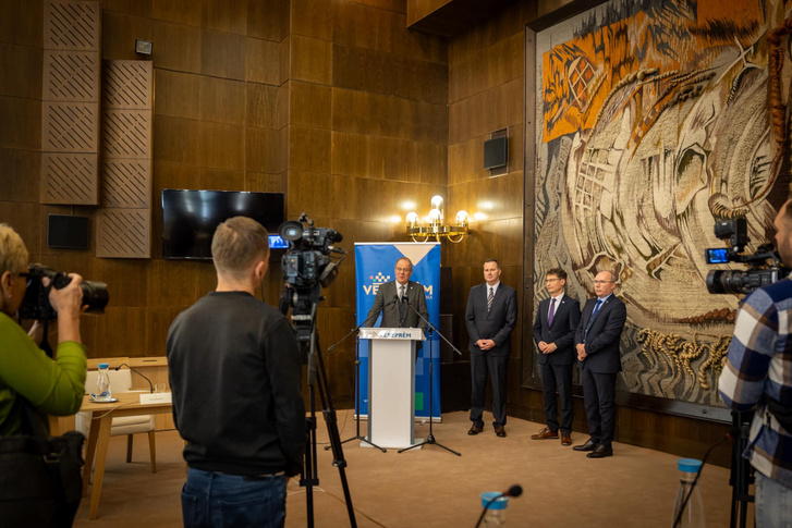 Székesfehérvár, Veszprém és Zalaegerszeg polgármestereivel tartott közös sajtótájékoztatót Navracsics Tibor közigazgatási és területfejlesztési miniszter