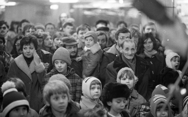 A KISZ karácsonyi műsorának gyereknézői a Kálvin téri aluljáróban 1979-ben