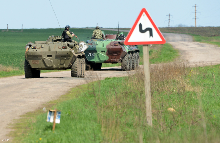 Ukrán csapatszállítók Szlovjanszk mellett