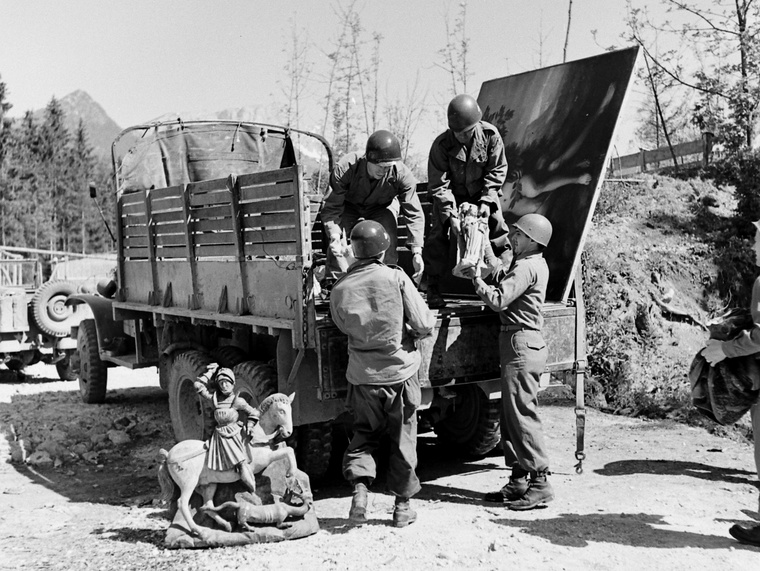 Herman Goering műkincseit pakolják teherautóra amerikai katonák 1945-ben