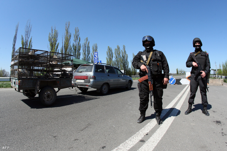 Ukrán katonai ellenőrzőpont Donyeck mellett