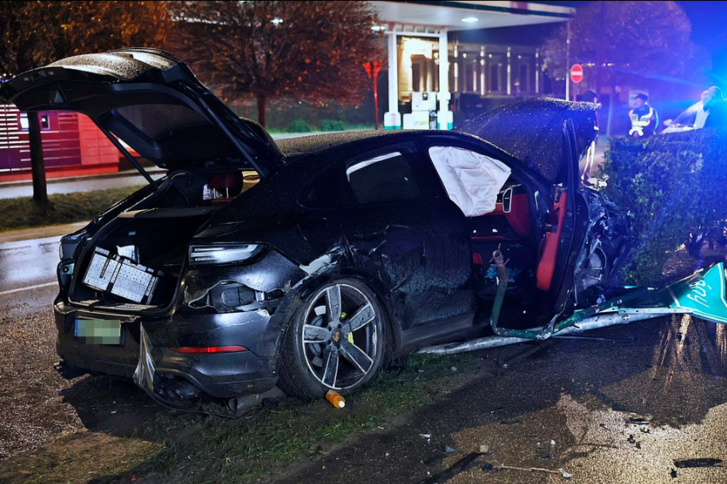 A balesetben megsérült Porsche. - Kép forrása: Baon.hu