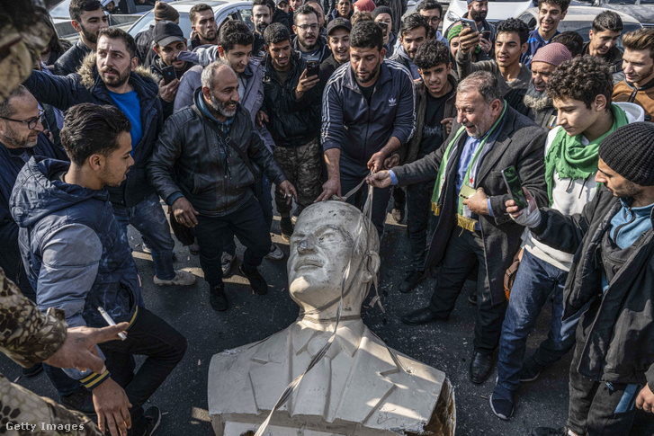 Lerombolják Háfez al-Aszad, Bassar el-Aszad apjának szobrát Damaszkuszban, Szíriában 2024. december 9-én