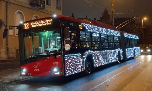 A villamosok és buszok után a fénytroli is elindult