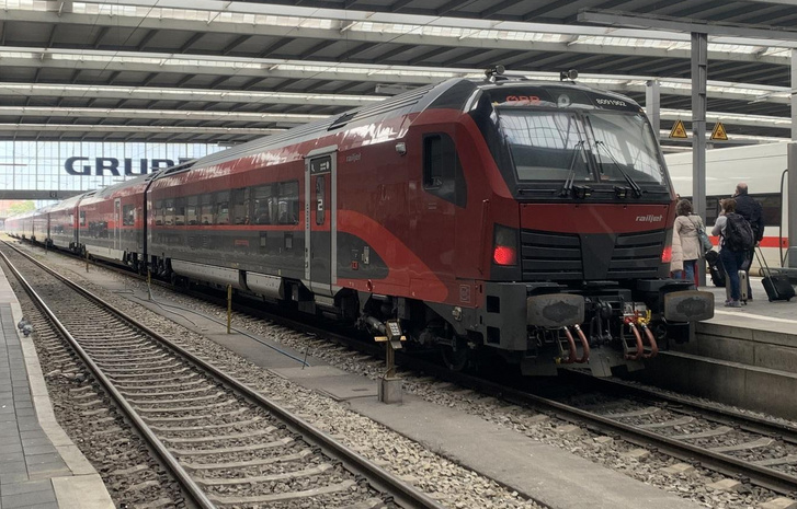 A kiírás egyik legnagyobb esélyese, a Siemens Vectrain az ÖBB színeiben, München főpályaudvarán. - Kép forrása: Treinposities.nl