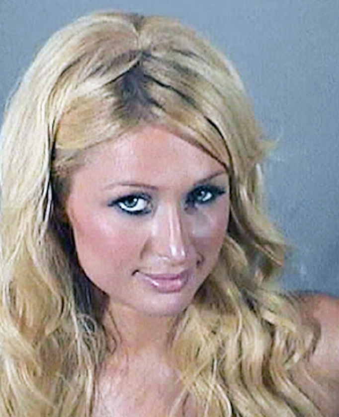 Paris Hilton&nbsp;is sokkal jobban mutat a magazinok címlapján, mint ezen a rabosítási képen, ami 2006