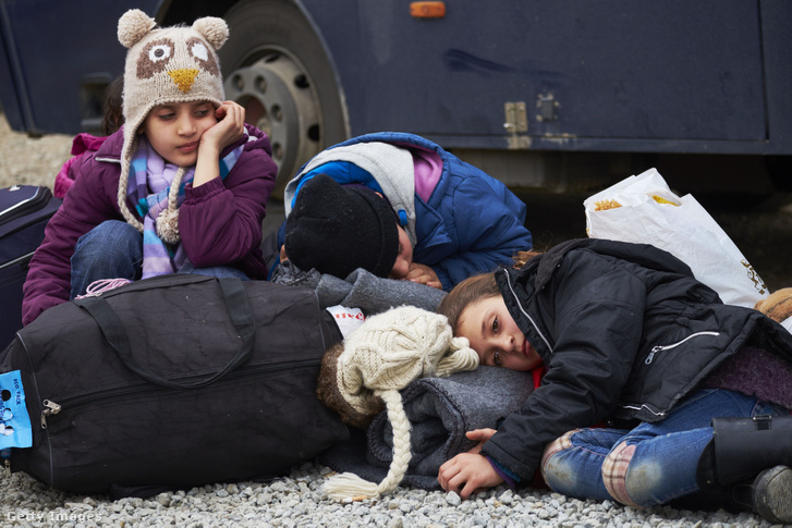 Főleg Szíriából érkező migránsok 2016. február 24-én Idomeniben, Görögországban