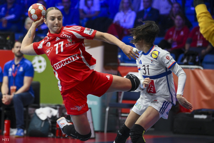 Simon Petra (b) és a francia Lucie Granier a női kézilabda-Európa-bajnokság középdöntőjének Magyarország–Franciaország-mérkőzésén