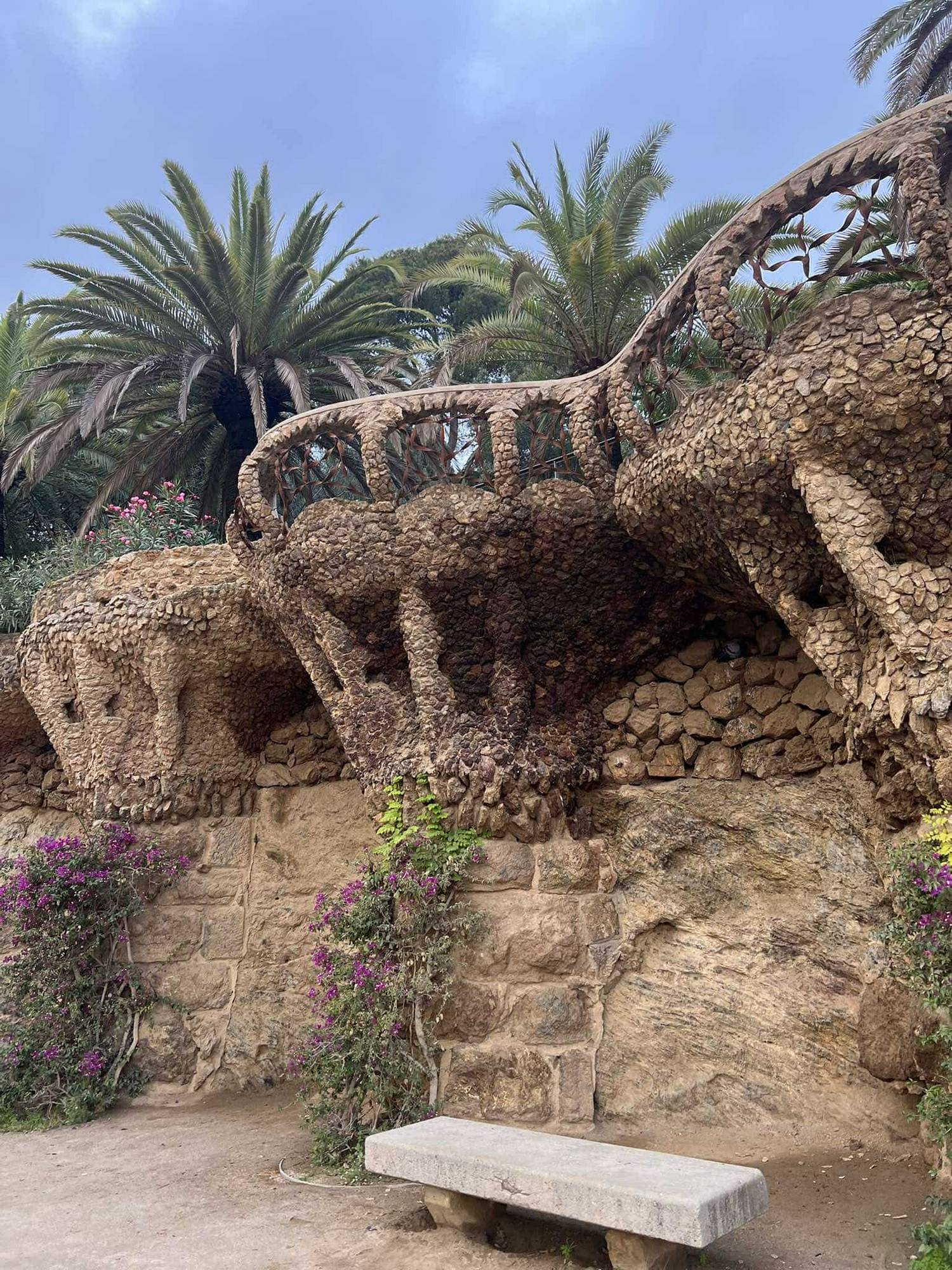 A Güell park mesebeli látványt nyújt.