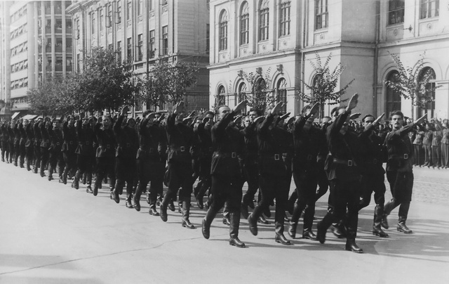 A Vasgárda eszmeisége tömegeket vonzott Mihály Arkangyal Légiójába