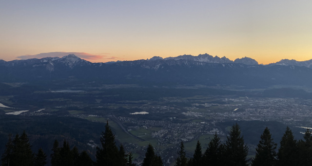 Villach egy kilométer magasból. Szemközt a gerincen túl már Szlovénia, jobbra Olaszország.