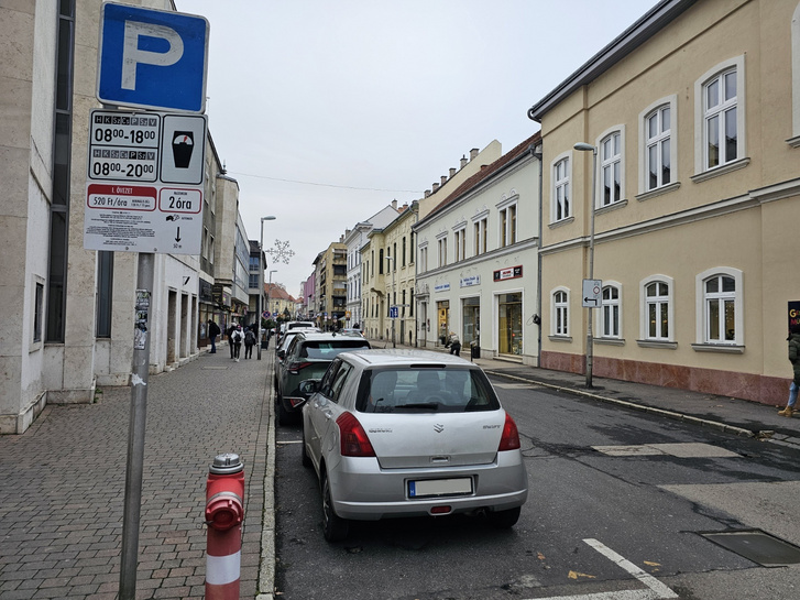 Az egyik legszigorúbb fizető parkolás Győrben van, a belvárosban maximum 2 órát lehet parkolni. - Fotó: Juhász Péter/Totalcar