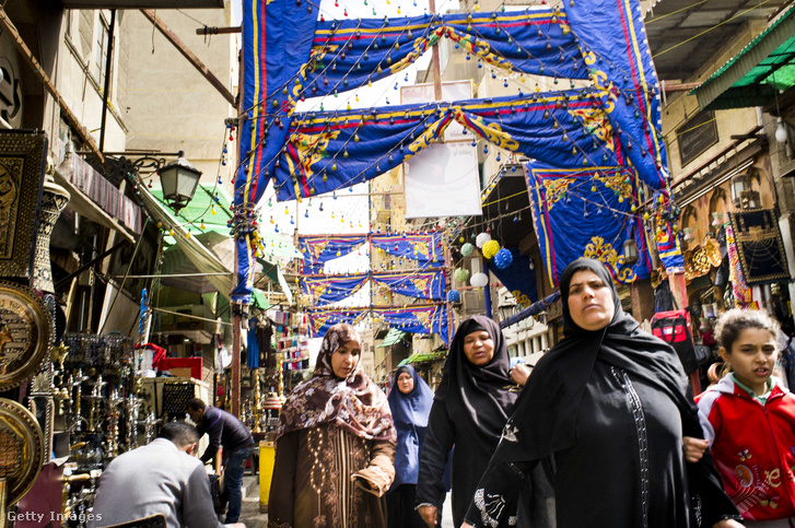 A kairói Khan al-Khalili Észak-Afrika és a Közel-Kelet egyik legnagyobb bazárja. Aki kitartó, állhatatos, és bírja a nyomást, találhat értékes és különleges holmikat is