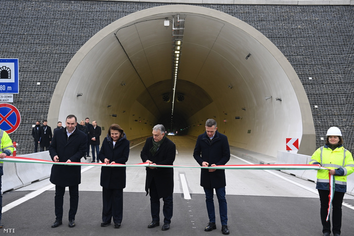 Orbán Viktor miniszterelnök (b3) Barcza Attila (b) és Molnár Ágnes (b2) fideszes országgyűlési képviselők valamint Farkas Ciprián Sopron polgármestere (j) átvágják a nemzeti színű szalagot az M85-ös autóút és a Bécsi-dombi alagútpár ünnepélyes átadásán 2024. december 14-én