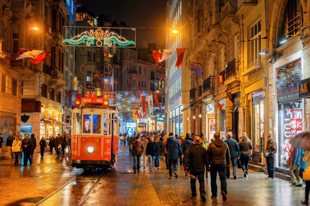 Nem találnád ki, hogy nem egy európai ország ünnepi forgataga látható a képen. Isztambul már egyre többet tesz a keresztény turistákért