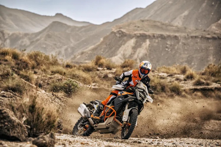 2025 KTM 1390 SUPER ADVENTURE R (1)