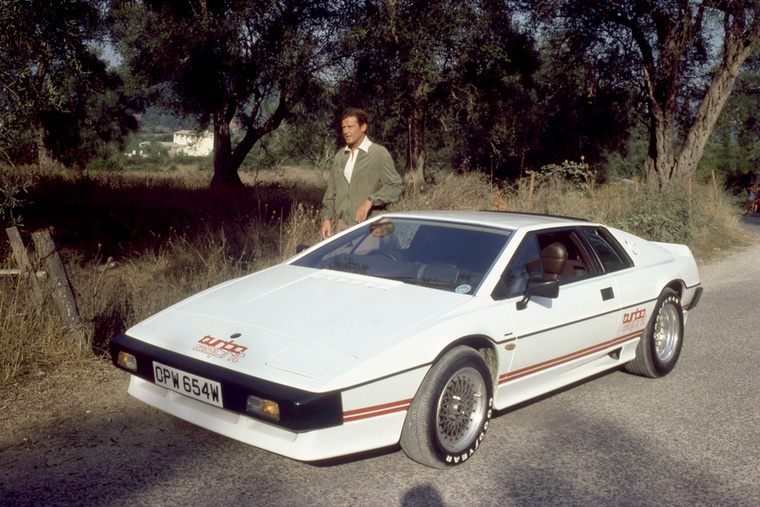 Övé James Bond autójaLegalábbis az egyik: 2013-ban megszerezte azt a Lotus Esprit autót, amelyet James Bond vezetett a Kém, aki szeretett engem című filmben