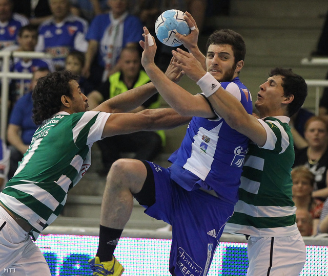 A szegedi Niko Mindegia Elizaga valamint Frankis Carol Marzo és Pedro Solha a portugál Sporting CP játékosai a férfi kézilabda EHF Kupa negyeddöntőjének visszavágó mérkőzésén 2014. április 27-én.