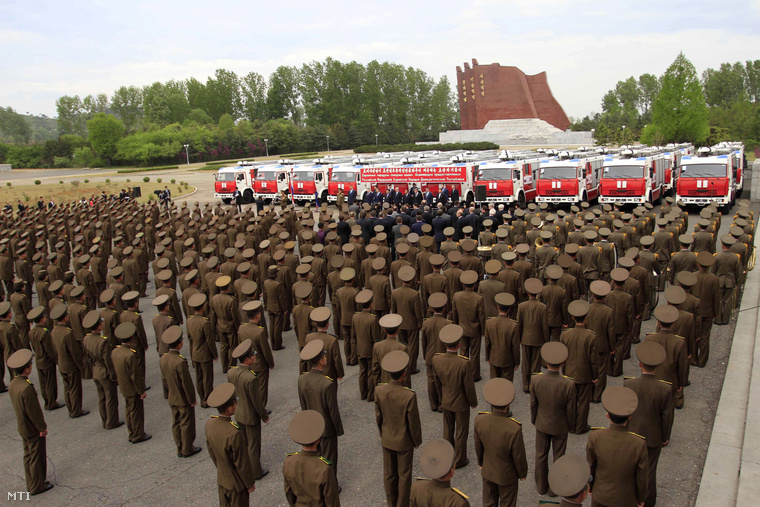 Katonák az Oroszország által Észak-Koreának adományozott tűzoltóautók előtt a phenjani Három Forradalom Kiállítóközpontban 2014. április 28-án.