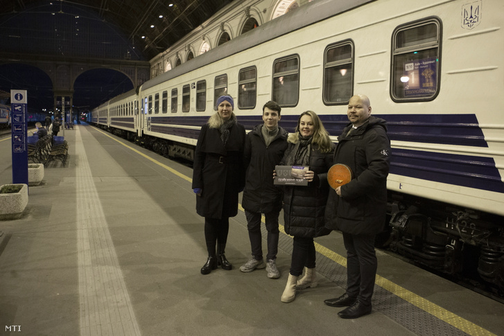 Az első új, Kijevből Lembergen, Munkácson és Debrecenen át Budapestre közlekedő nemzetközi gyorsvonatot Grexa Liliána ukrán nemzetiségi szószóló (j2), Négrádi Tamás, a MÁV vezérigazgatói tanácsadója (j), Oleh Hudzeljak ukrán fotóriporter (b2) és Jedlicska Jevgenija, az Országos Ukrán Nemzetiségi Önkormányzat elnöke (b) fogadja a Keleti pályaudvaron 2024. december 16-án