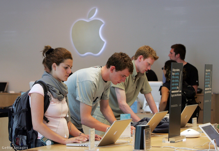 Vásárlók egy Apple Store-ban a kaliforniai San Franciscóban