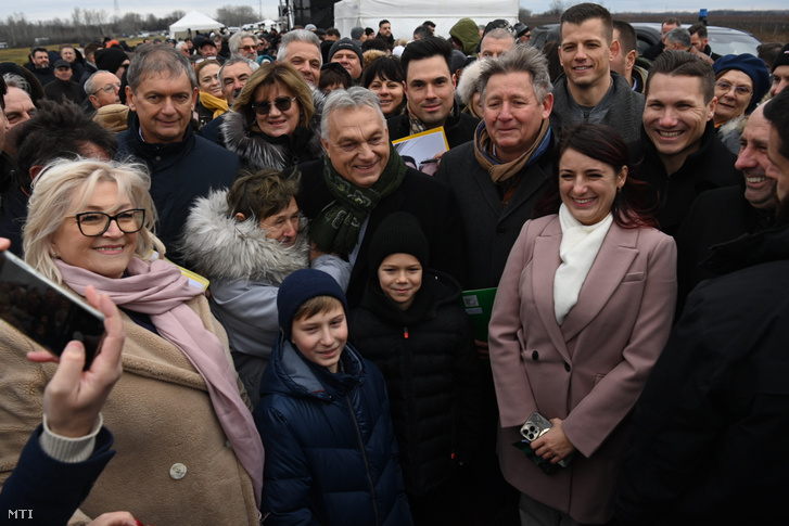 Orbán Viktor miniszterelnök (k) a résztvevőkkel az 53-as főút Soltvadkertet elkerülő szakaszának átadási ünnepségén Soltvadkert határában 2024. december 16-án