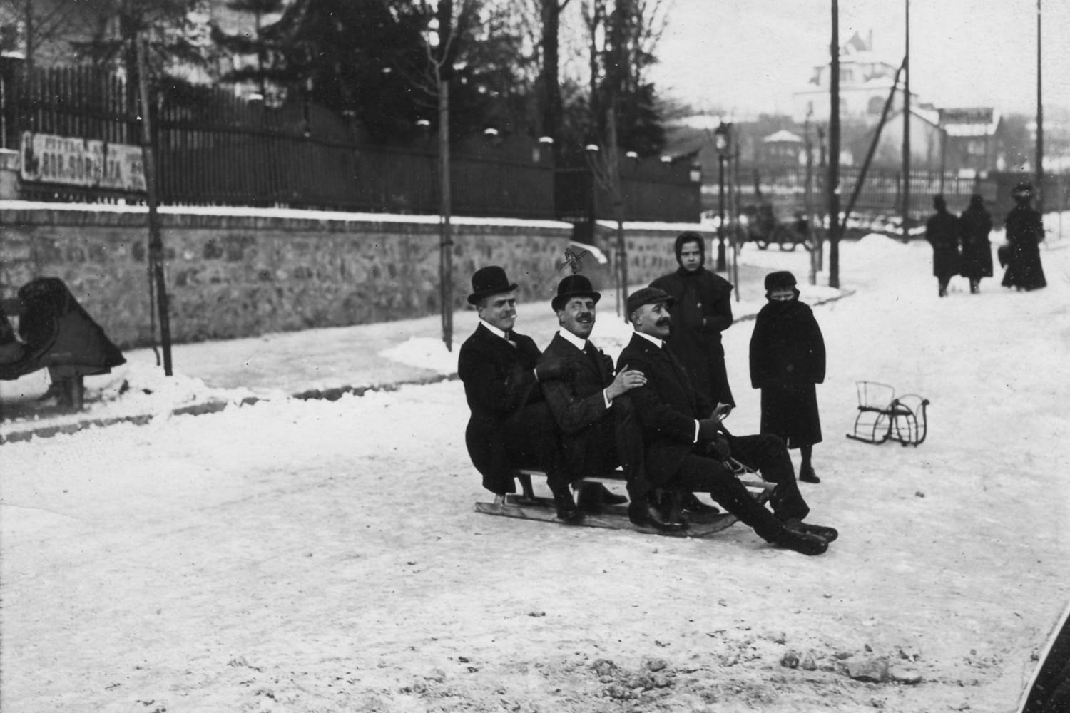 Igazán elegáns szerelésben szánkóztak a férfiak Budapesten 1908-ban.