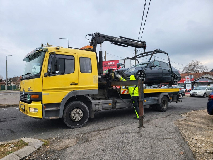 Csak azért nem ciánkék a lopóautó, mert az már ízléstelen tréfa lenne.