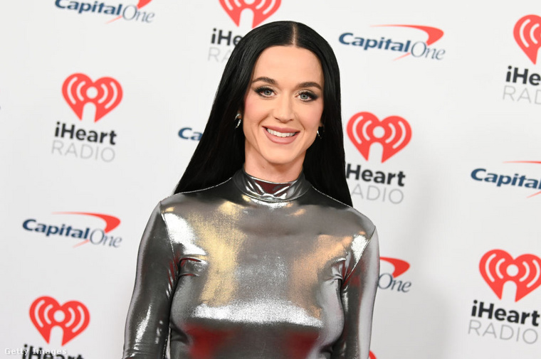 Katy Perry szimbolikus gesztussal, egy olajággal békítette meg Taylort, lezárva a popsztárok éveken át tartó viszályát&nbsp;A viszály végül 2019-ben ért véget, amikor Katy Perry békejobbot nyújtott Taylor Swiftnek – szó szerint