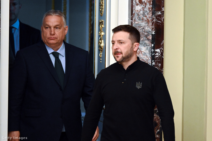 Orbán Viktor magyar miniszterelnök és Volodimir Zelenszkij ukrán elnök közös sajtótájékoztatóra érkezik az ukrajnai Kijevben 2024. július 2-án