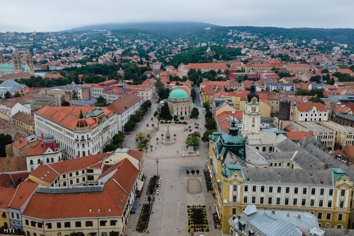 A drónnal készült felvételen a pécsi Széchenyi tér 2023. augusztus 17-én