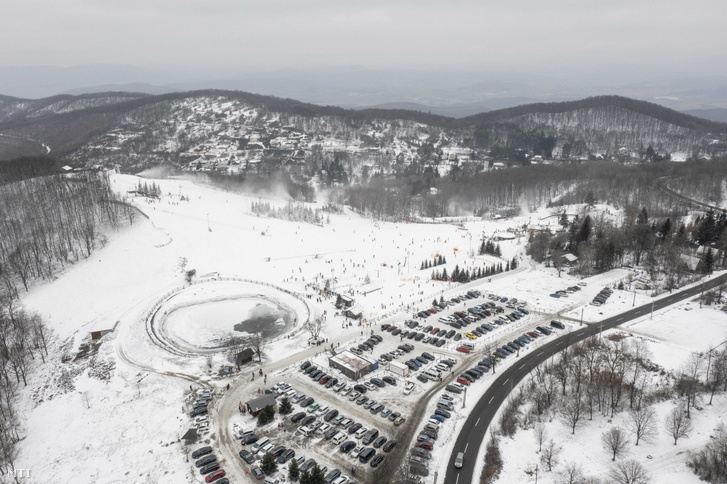 A drónnal készített felvételen síelők a mátraszentistváni síparkban 2023. január 29-én